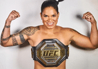 Amanda Nunes posta foto nua usando apenas seus dois cinturões - Reprodução/Instagram