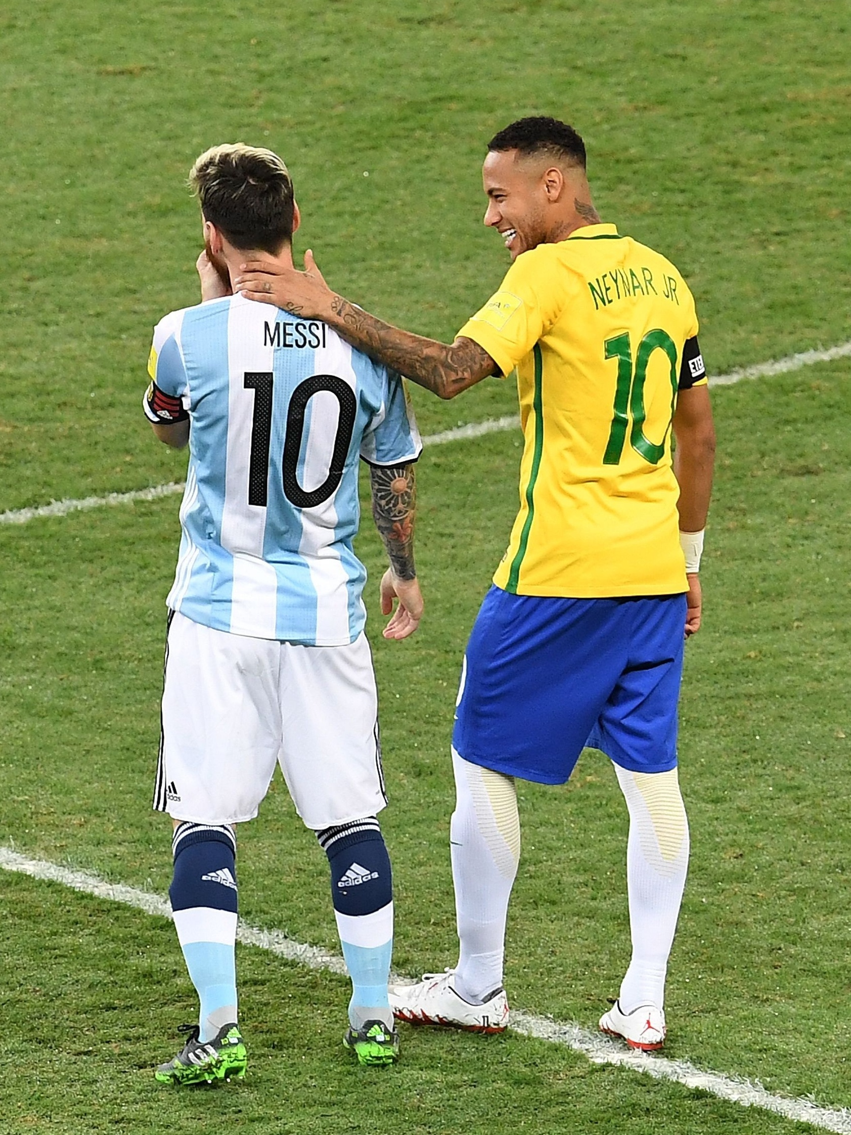 Fãs do Brasil botam imagem gigante de Neymar na frente de Messi na