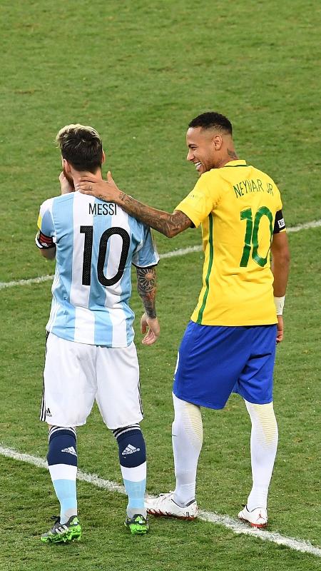 Belo Horizonte - MG - 10/11/2016 - Eliminatorias da copa do Mundo 2018  Brasil x Argentina, Neymar do Brasil disputa lance contra jogador da  Argentina pela eliminatoria da copa do Mundo de