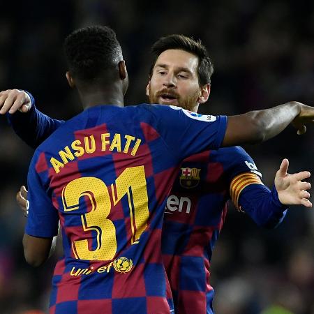 Ansu Fati comemorando gol do Barcelona com Messi: relação azedou após rompimento com empresário