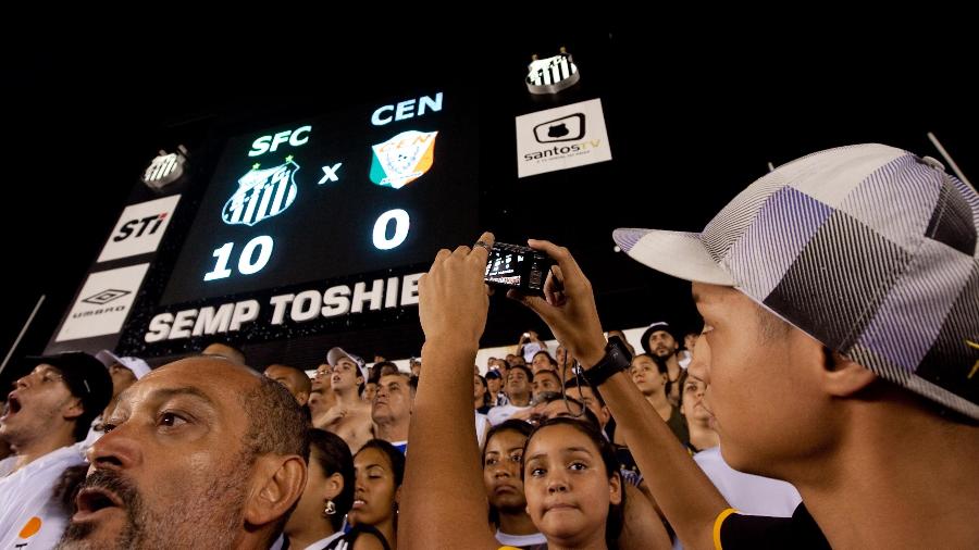 Torcedor faz foto do placar de 10 x 0 na partida entre Santos e Naviraiense, pela Copa do Brasil 2010 - Ricardo Nogueira/Folha Imagem