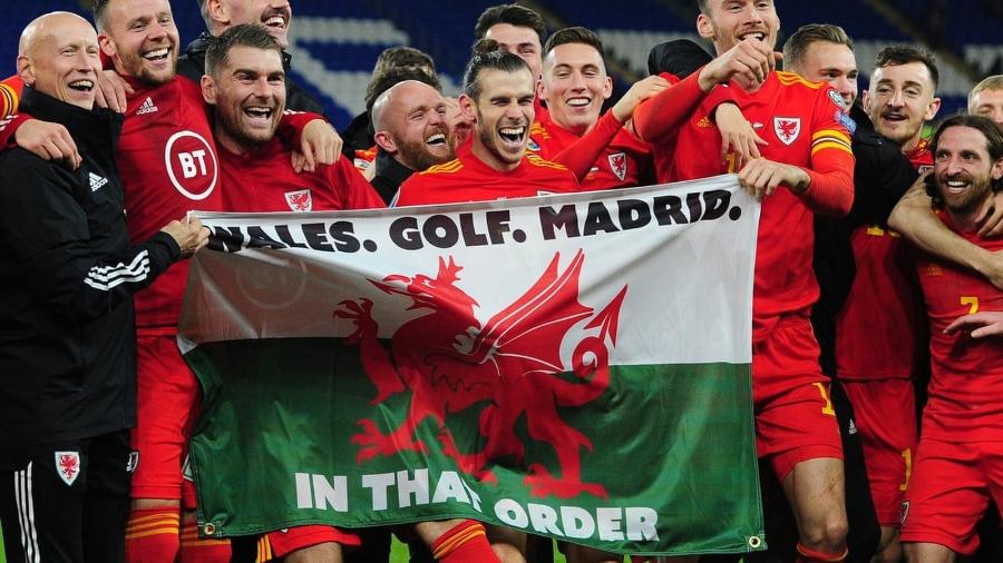 Gareth Bale comemora classificação do País de Gales para a Eurocopa, que foi adiada para 2021, com bandeira polêmica - Getty Images