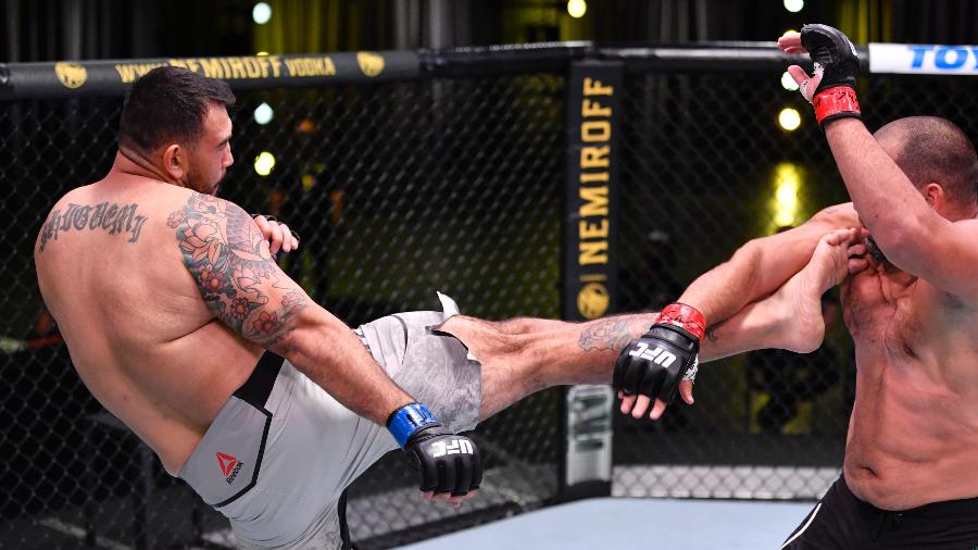 Augusto Sakai vence o veterano Blagoy Ivanov no UFC - Getty Images