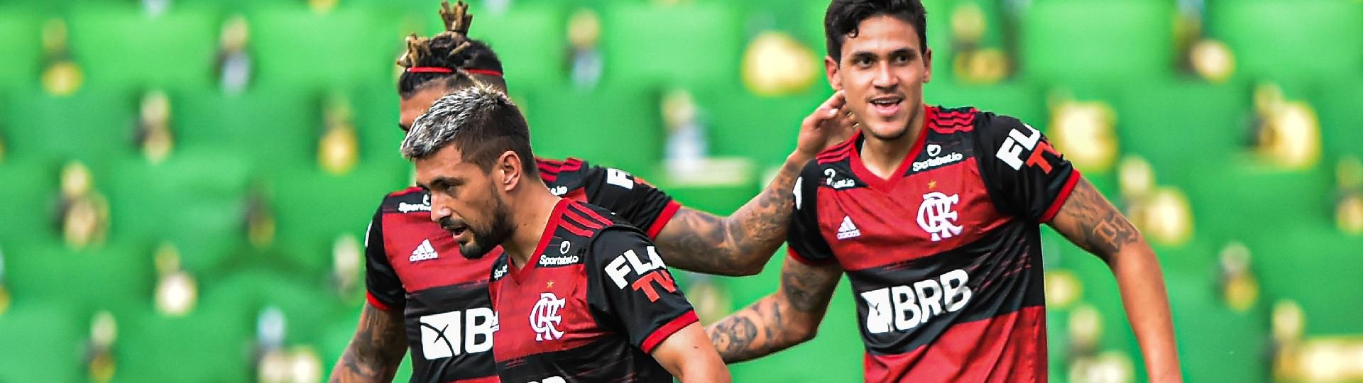 Pedro comemora seu gol com Gabigol e Arrascaeta na final do Carioca entre Fluminense e Flamengo