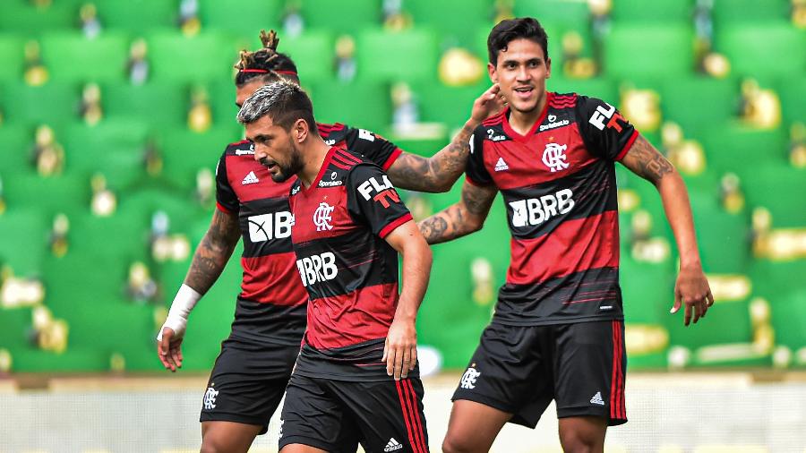 Pedro comemora seu gol com Gabigol e Arrascaeta na final do Carioca entre Fluminense e Flamengo - Thiago Ribeiro/AGIF