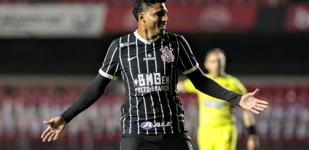 Manchester United garante volante ex-Corinthians em negócio milionário