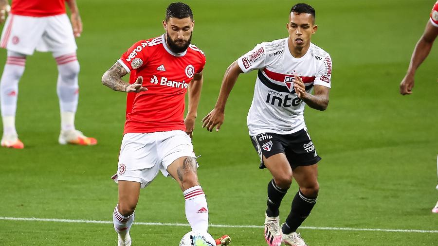  Boschilia, do Internacional, disputa lance com Igor Vinicius, do São Paulo, durante partida do primeiro turno - Pedro H. Tesch/AGIF