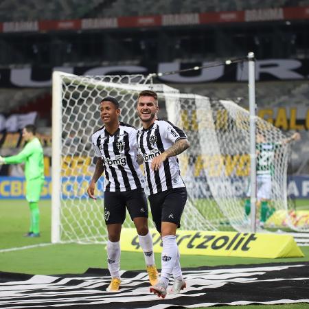 Savinho (esq.) recebeu sua primeira grande chance no Galo e não decepcionou - Pedro Souza/Agência Galo/Atlético