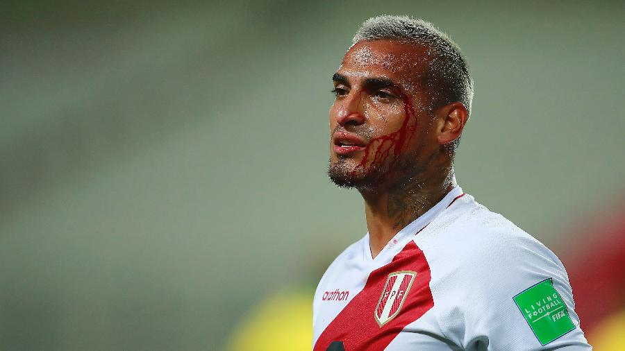 Miguel Trauco ficou sangrando após um choque com Richarlison - Daniel Apuy/Getty Images