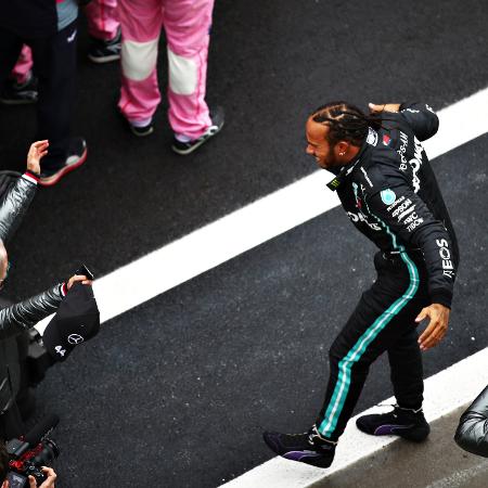 Lewis Hamilton comemora conquista de mais um título com funcionários da Mercedes - Bryn Lennon/Getty Images