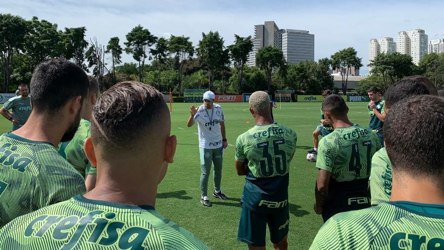 Abel Ferreira conversa com os jogadores do Palmeiras antes do treino na Academia de Futebol - Reprodução/ Twitter Palmeiras