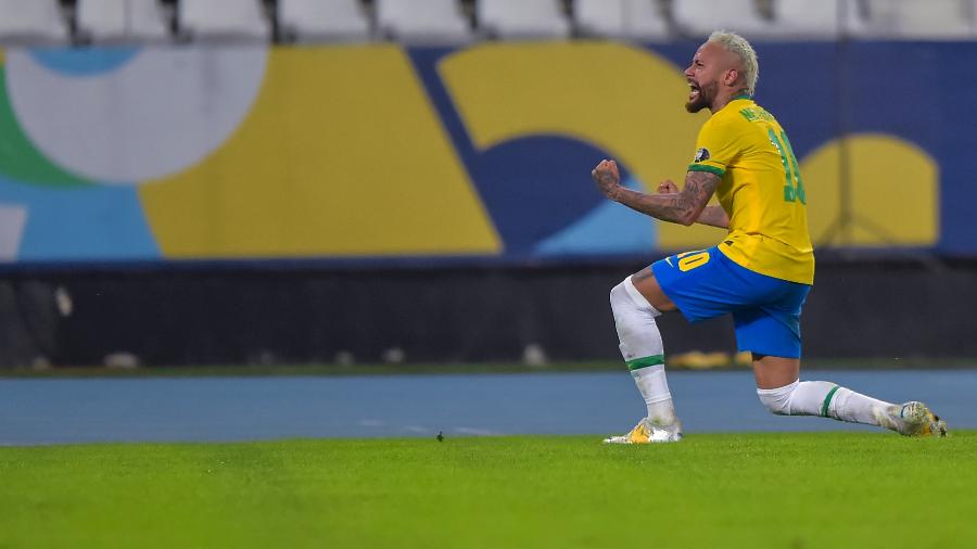 Neymar vibra com gol da vitória do Brasil marcado por Casemiro, com sua assistência, contra a Colômbia  - Thiago Ribeiro/AGIF