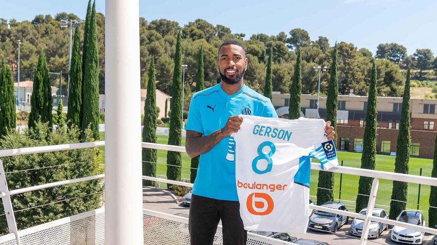 Gerson posa com camisa do Olympique de Marselha; jogador usará o número 8 no novo time - Divulgação