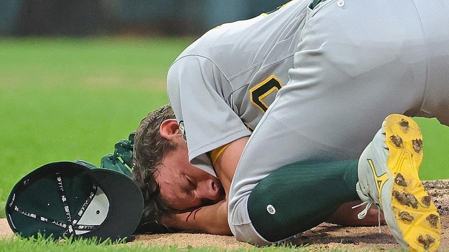 Chris Bassitt, arremessador do Oakland Athletics, foi atingido por bolada na partida contra o Chicago White Sox - AFP