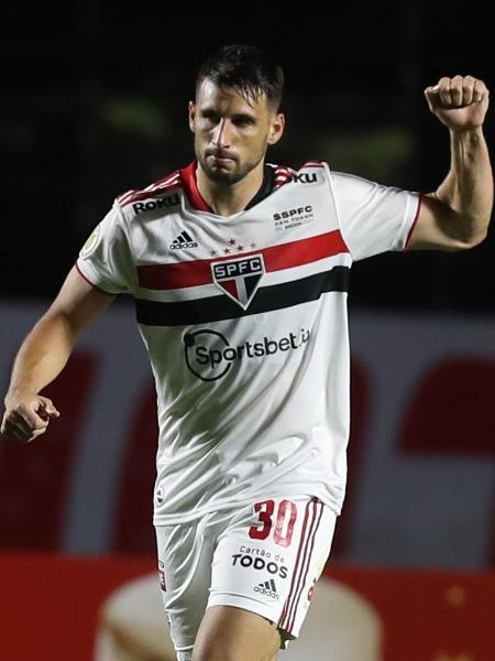 Calleri comemora gol do São Paulo contra o Santos pelo Brasileirão - ALEX SILVA/ESTADÃO CONTEÚDO