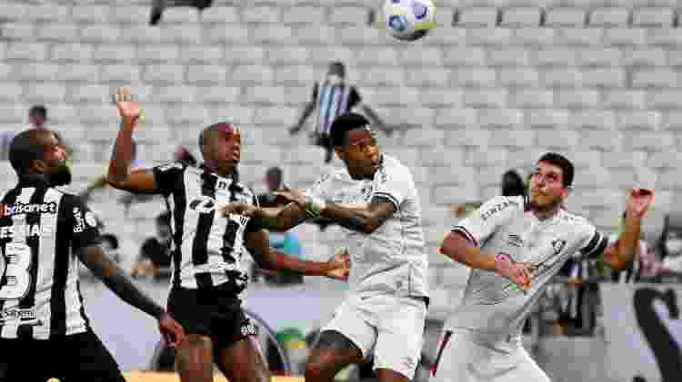 Zagueiro Nino (dir.), do Fluminense, cometeu um pênalti bobo a favor do Ceará no início do jogo - Mailson Santana / Fluminense - Mailson Santana / Fluminense