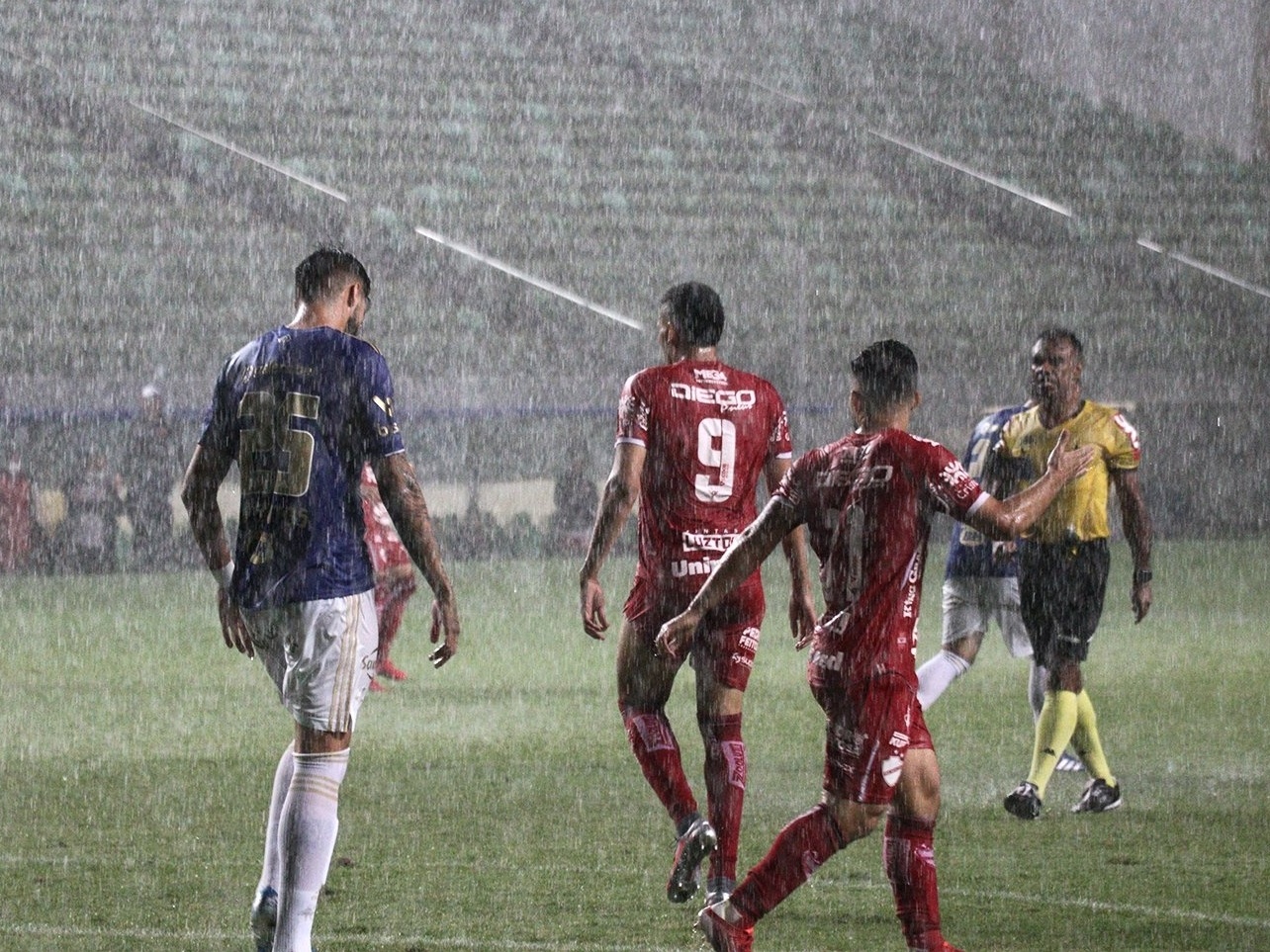 Vila Nova deixa jogar, mas é letal na hora H