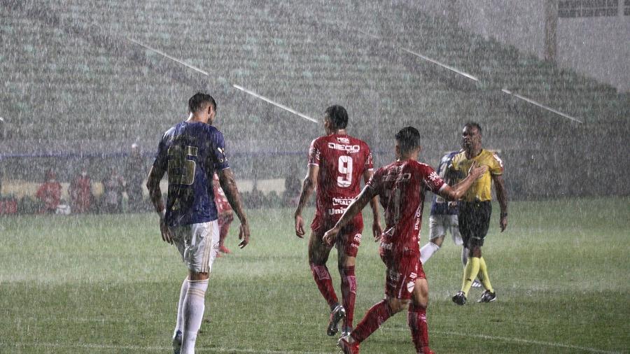 Cruzeiro e Vila Nova enfrentaram uma forte chuva no estádio Independência, em Belo Horizonte (MG) - Douglas Monteiro / Vila Nova