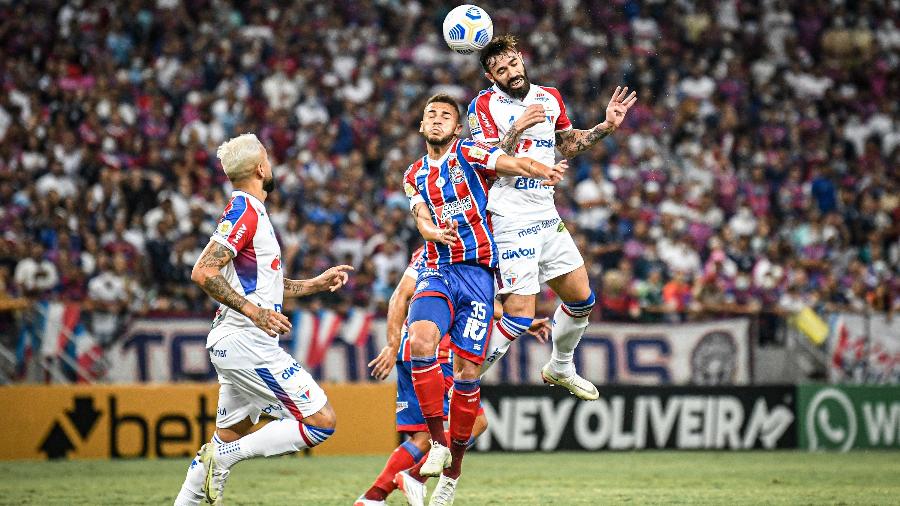 Matheus Vargas jogador do Fortaleza disputa lance com Edson jogador do Bahia durante partida no estadio Arena Castelao pelo campeonato Brasileiro A 2021. 09/12/2021 - Kely Pereira/Kely Pereira/AGIF