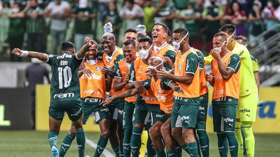Rony e reservas do Palmeiras comemoram gol contra a Ponte Preta - Marcello Zambrana/AGIF