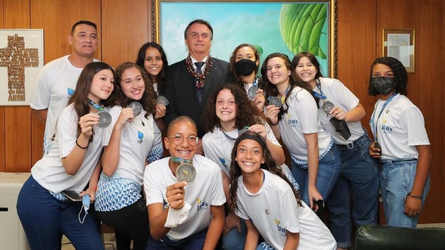 Jair Bolsonaro com atletas que participaram dos JEB"s - Isac Nóbrega/PR