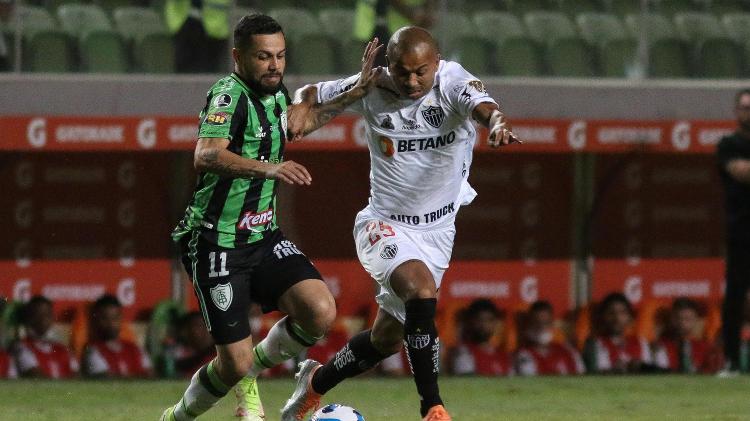 Felipe Azevedo, from América-MG, disputes the ball with a player from Atlético-MG for the Copa Libertadores - Fernando Moreno/AGIF - Fernando Moreno/AGIF