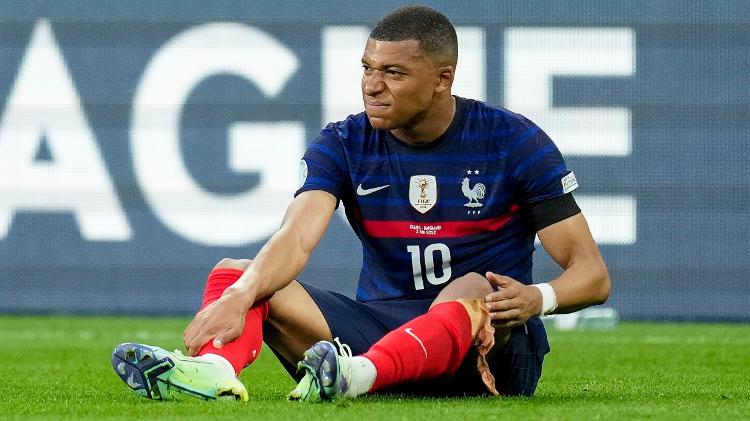 Mbappé felt his left knee in the final minutes of the 1st half of France v Denmark - Alex Gottschalk/DeFodi Images via Getty Images - Alex Gottschalk/DeFodi Images via Getty Images