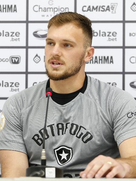 Lucas Perri durante apresentação no Estádio Nilton Santos - Vitor Silva/Botafogo