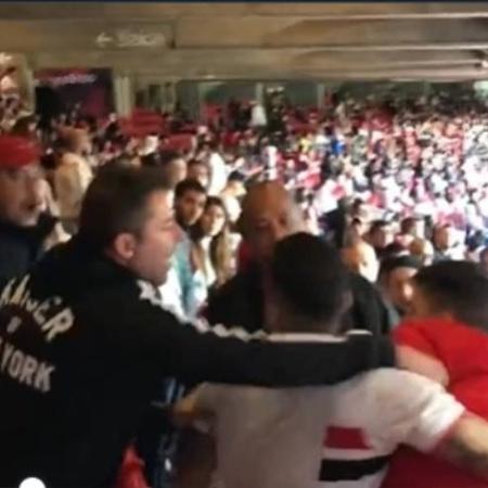 Torcedores do São Paulo brigam após criança comemorar gol do Corinthians