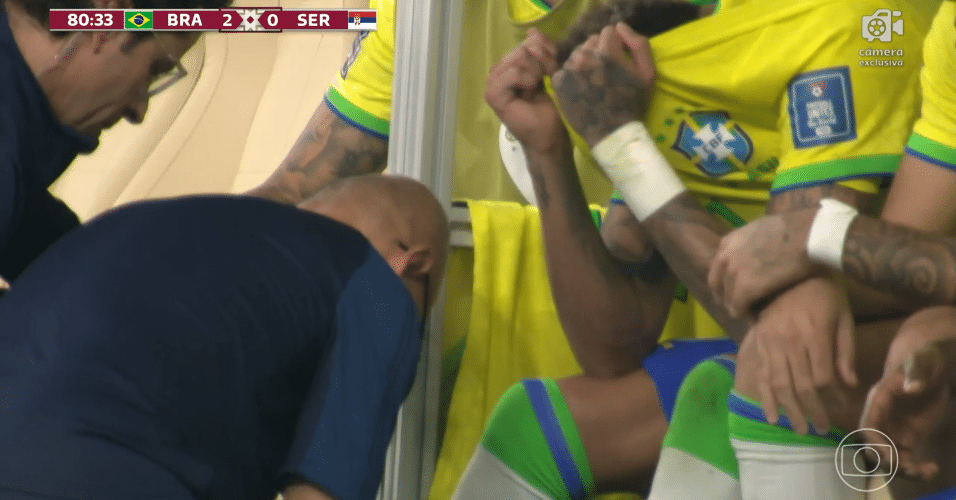 Neymar chora no banco de reservas com dor no tornozelo direito