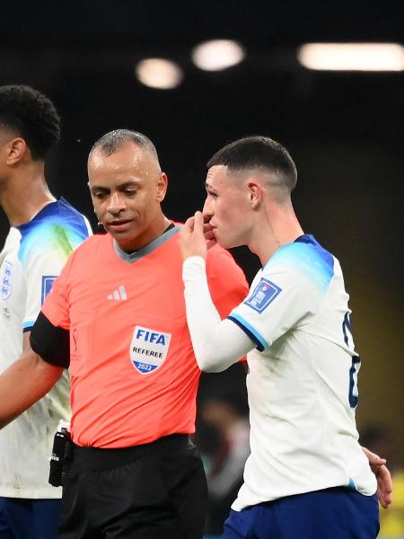 Jogadores da Inglaterra reclamam com o árbitro brasileiro Wilton Pereira Sampaio, em jogo contra a França - FRANCK FIFE / AFP