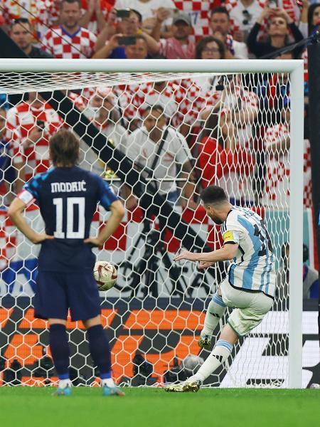 Messi marcou de pênalti o primeiro gol da Argentina sobre a Croácia - Molly Darlington/Reuters