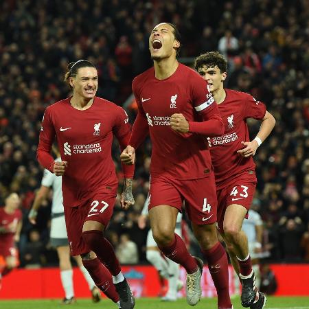 Jogadores do Liverpool comemoram gol sobre o Wolverhampton no Campeonato Inglês -  John Powell/Liverpool FC via Getty Images