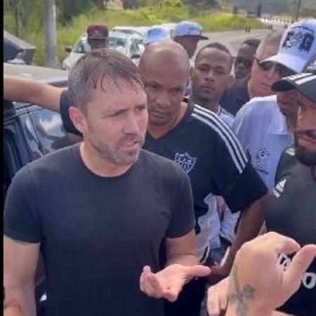 Técnico Eduardo Coudet conversa com torcedores do Atlético-MG - Reprodução