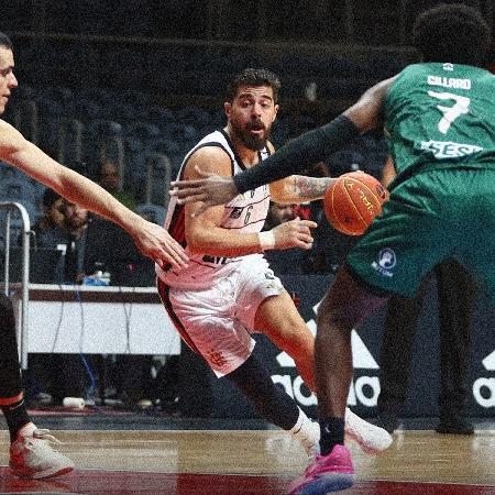 Disputa entre jogadores do Flamengo e Cerrado no NBB