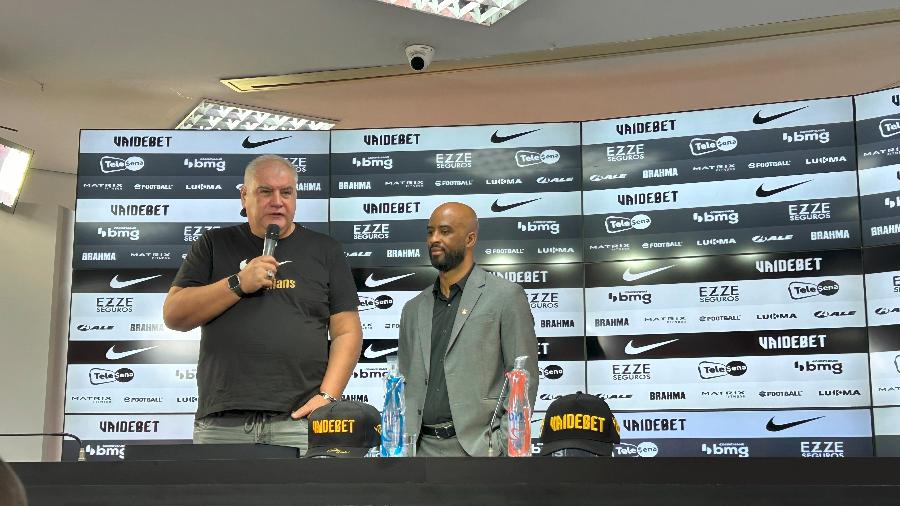 Diretor do Corinthians, Rubão (e) ao lado do novo executivo de futebol Fabinho Soldado (d)