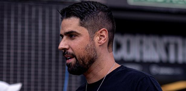 Oliveira busca sinergia com torcida visando reação do Corinthians.