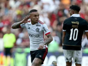 Flamengo massacra Vasco de virada e assume a liderança do Brasileirão