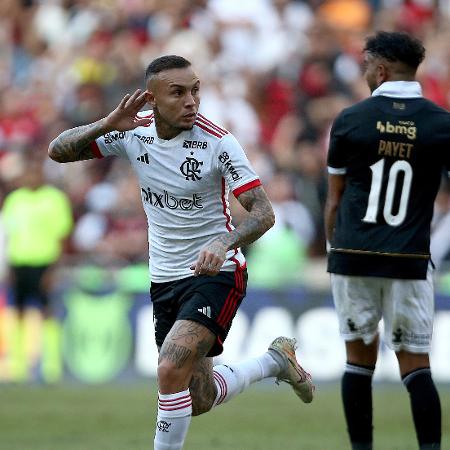 Cebolinha, do Flamengo, comemora seu gol diante do Vasco no histórico 6 a 1