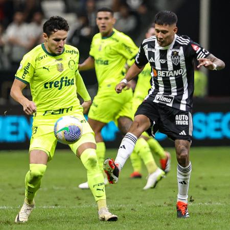 Raphael Veiga, do Palmeiras, e Zaracho, do Atlético-MG, disputam a bola em jogo do Campeonato Brasileiro - Gilson Lobo/AGIF