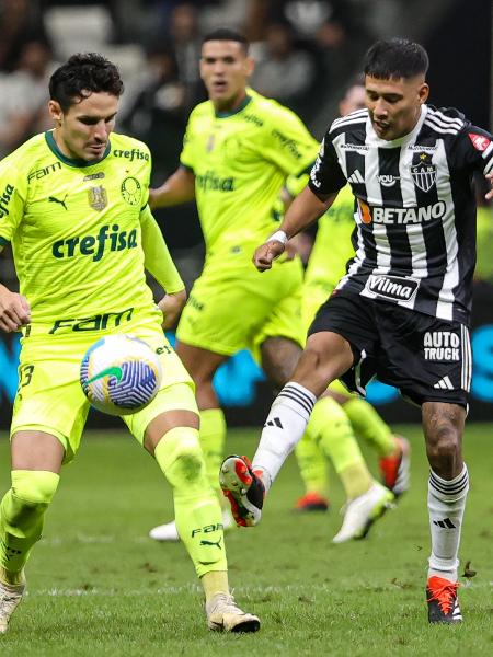 Raphael Veiga, do Palmeiras, e Zaracho, do Atlético-MG, disputam a bola em jogo do Campeonato Brasileiro