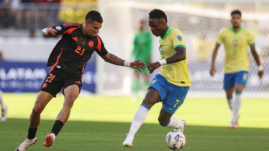 Muñoz, da Colômbia, e Vini Jr, do Brasil, disputam a bola em jogo da Copa América