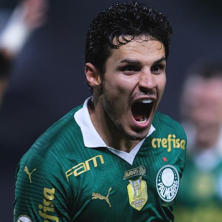 Raphael Veiga comemora gol marcado pelo Palmeiras contra o Atlético-GO, pelo Brasileirão