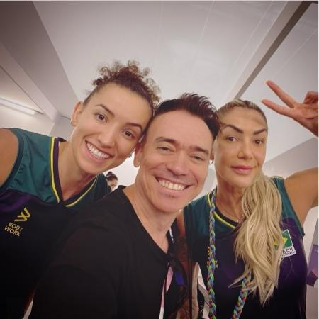 Olimpíadas 2024: DJ Stari posa ao lado de Gabi e Thaisa, jogadoras da seleção de vôlei