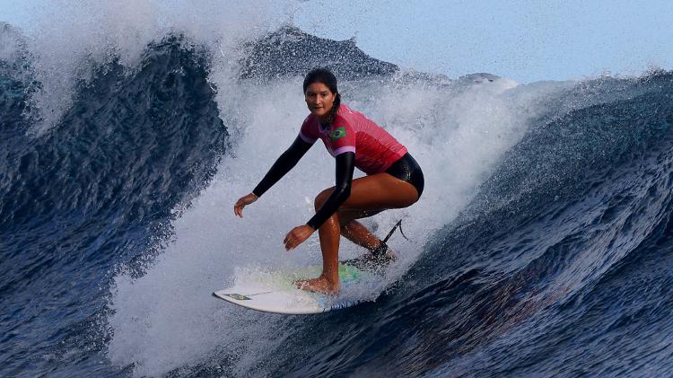 Luana Silva durante bateria das quartas de final do surfe feminino nas Olimpíadas de Paris-2024