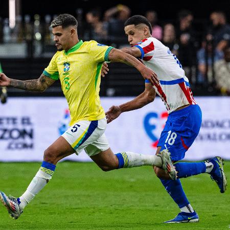 Alex Arce disputa a bola com Bruno Guimarães em jogo entre Brasil e Paraguai, pela Copa América 2024