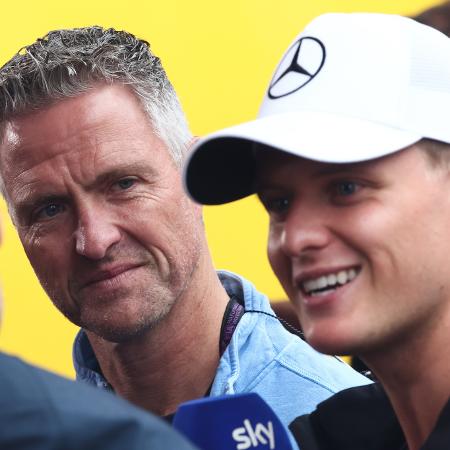 Ralf Schumacher observa Mick Schumacher dar entrevista antes de GP da F1