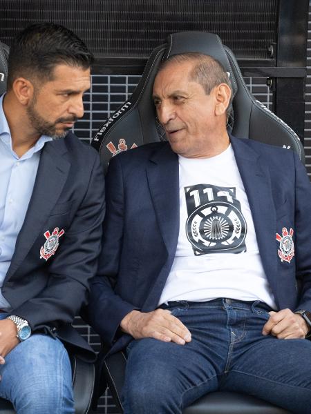 Emiliano Díaz e Ramón Díaz, auxiliar e técnico do Corinthians, durante jogo contra o Flamengo