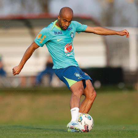 Lucas durante treino da seleção; meia foi reserva com Dorival