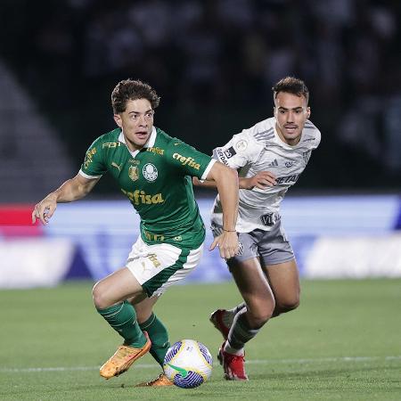 Giay, do Palmeiras, disputa bola com Igor Gomes, do Atlético-MG,em jogo pelo Brasileiro - Foto: ETTORE CHIEREGUINI/AGIF - AGÊNCIA DE FOTOGRAFIA/AGIF - AGÊNCIA DE FOTOGRAFIA/ESTADÃO CONTEÚDO